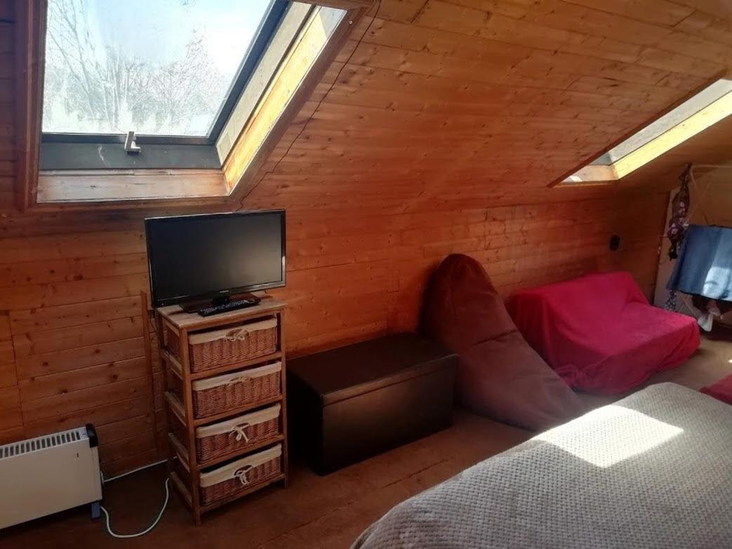 Cozy Loft In Bushey, 20 Mins By Train To Euston London Apartamento Exterior foto